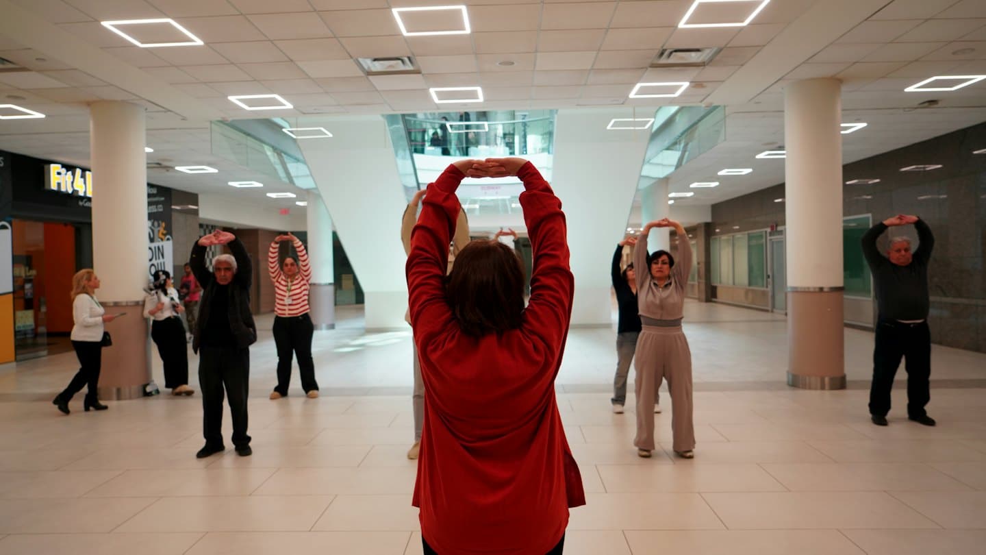 Adulti che si allungano in un centro comunitario luminoso e moderno.